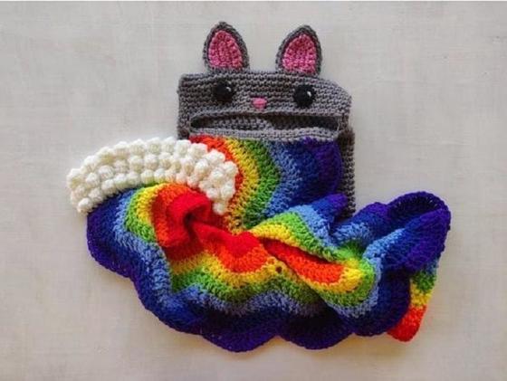 Дизайнер Аманда Джульен связала шарф в честь знаменитого персонажа Нян Кэта