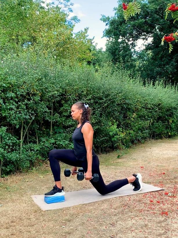 Как сделать ноги сильными и красивыми: тренер Эмма Обаювана показала упражнения, которые прорабатывают все мышцы ног