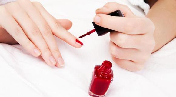 Согреть лак, использовать вазелин и не только: советы, которые помогут накрасить ногти ровно и аккуратно