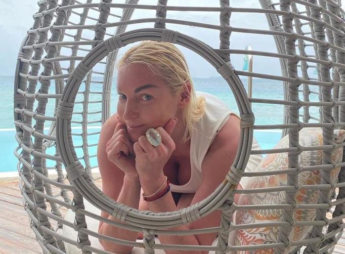 Анастасия Волочкова проводит время на отдыхе на Мальдивах с возлюбленным. Балерина по прежнему предпочитает скрывать имя своего мужчины