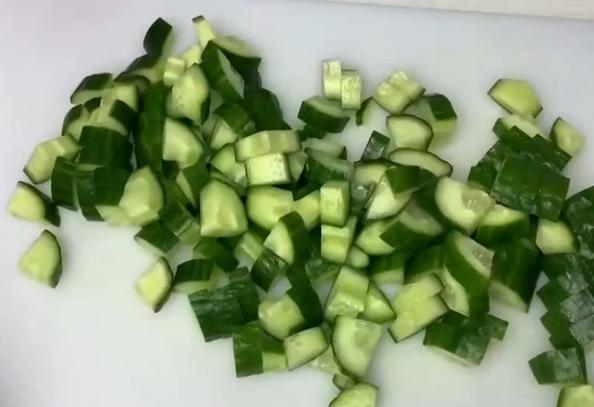 Летняя зелень среди зимних закусок: несправедливо забытый вкусный салат освежит даже новогодний стол
