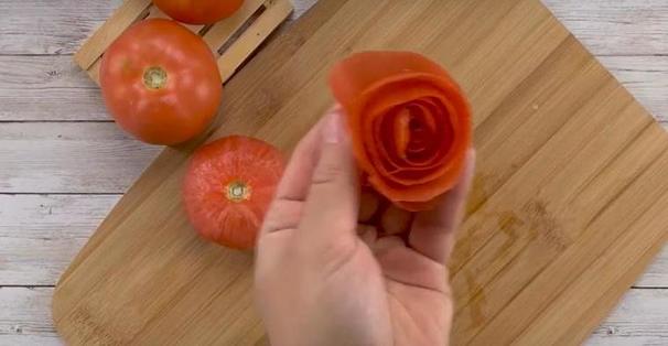 Превращаю омлет и пару помидоров в кулинарное чудо, просто красиво разрезая томаты: отлично поднимает настроение с утра