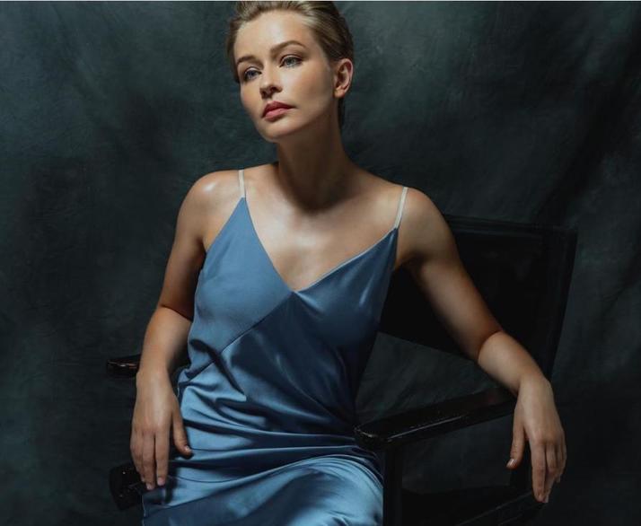 Юлия Пересильд поделилась снимком с новой фотосессии: подписчики восхитились красотой и женственностью актрисы