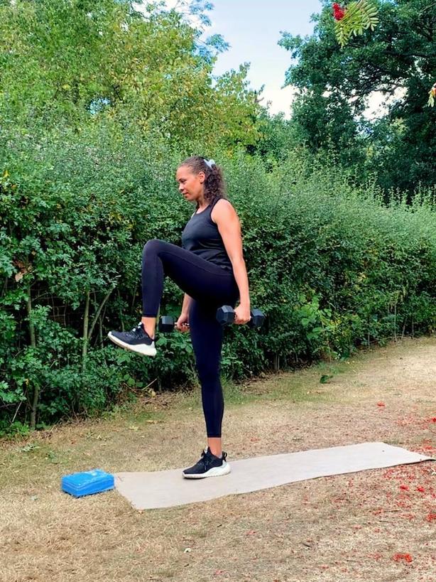 Как сделать ноги сильными и красивыми: тренер Эмма Обаювана показала упражнения, которые прорабатывают все мышцы ног