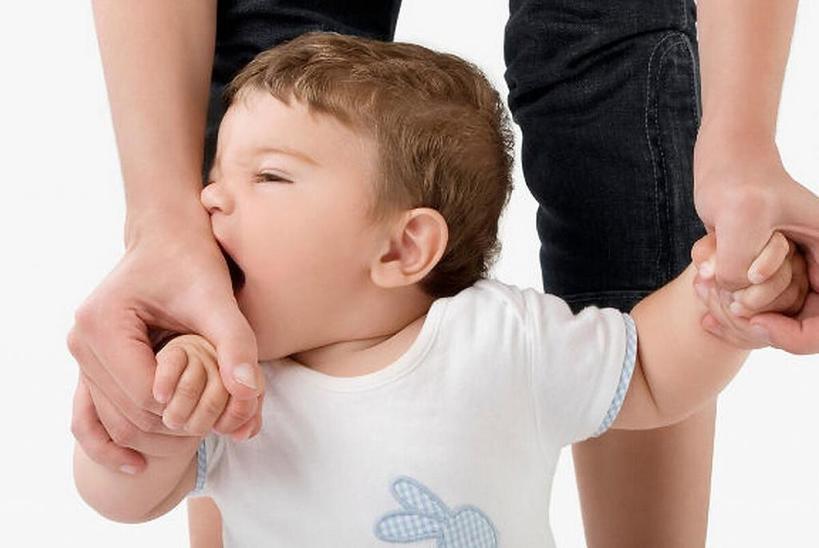 Ребенок кусается и щипается - отвлекаем и предлагаем альтернативу (способы избавления малыша от плохой привычки)