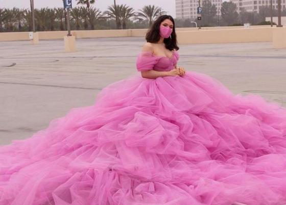 Женщина создала «платье социального дистанцирования» радиусом 180 см. На него ушло почти 280 метров тюля