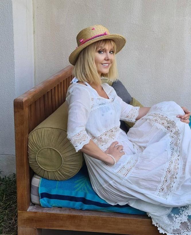 Повод надеть платье в цветочек: певица Валерия показала, как ей с мужем отдыхается в Дубае