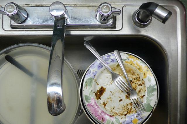 Даже самую жирную посуду я отмываю с помощью горчичного порошка или газированой воды: эффективные способы отмыть жир