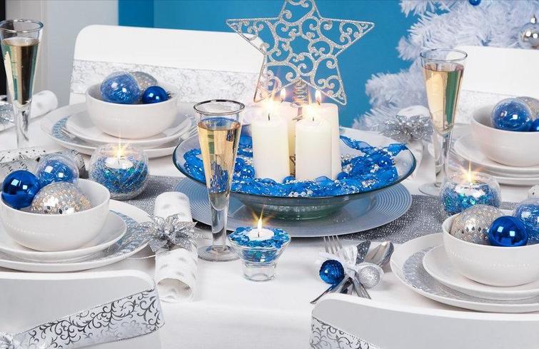 Красивые шары в бокалах: идеи украшения новогоднего стола