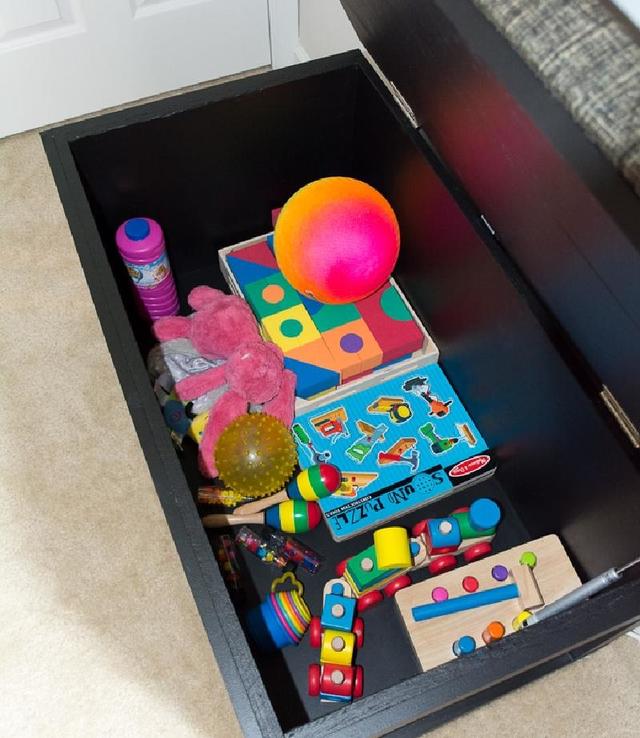 Как сделать коробку для игрушек в виде стильного и мягкого пуфика: игрушки не разбросаны, и интерьер выглядит потрясающе