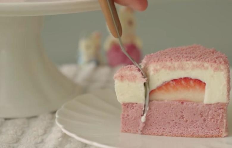 Элегантный клубничный тортик в розовых тонах: аккуратно нарезанная клубника в сочетании с воздушной текстурой и сливочным сыром