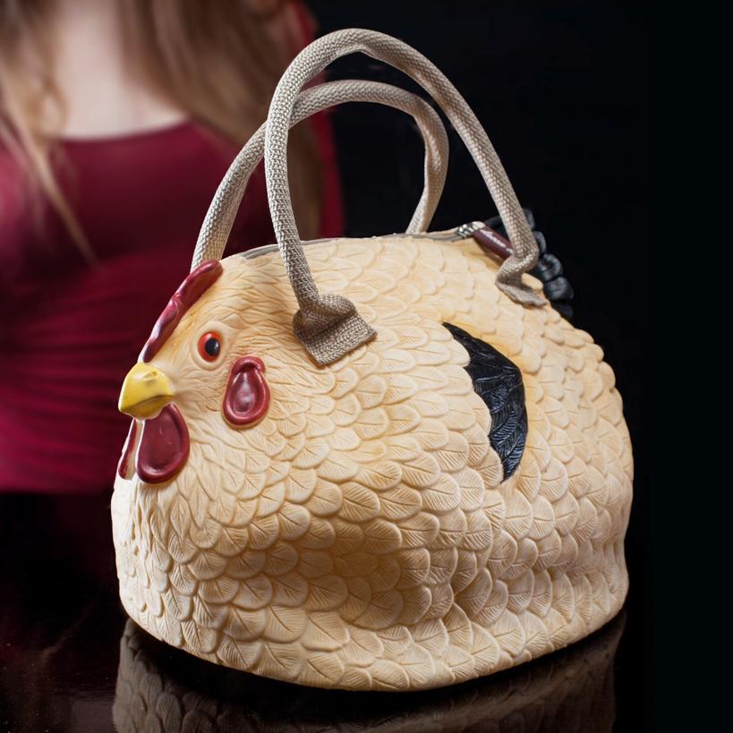 Какой год, такие и тренды: в моду вошли странные сумки-курицы