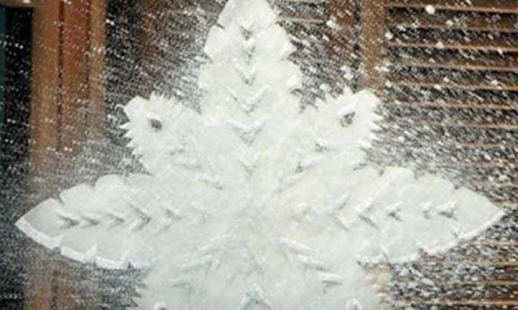 Делаем простые снежинки на окне при помощи зубной пасты (лайфхак)