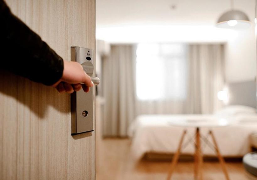 Почему персонал отеля стучит в дверь номера, даже если знает, что внутри никого нет
