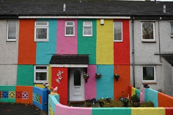 Женщина возвращается домой и видит, как ее муж без разрешения раскрашивает дом во все цвета радуги