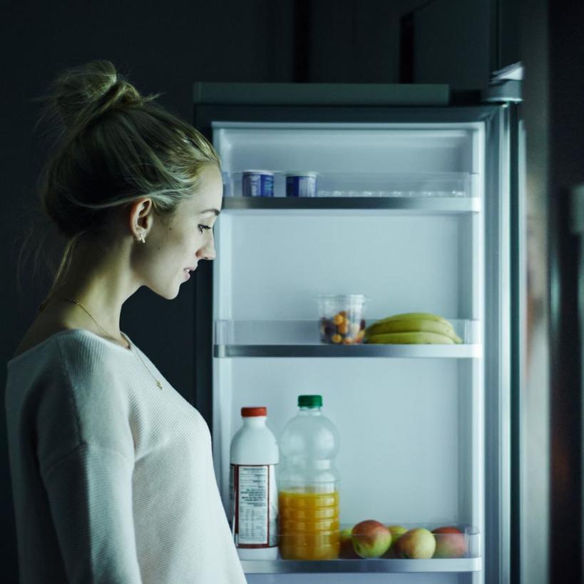 Маркируйте остатки, а свежие продукты убирайте подальше: 7 советов по организации переполненного холодильника