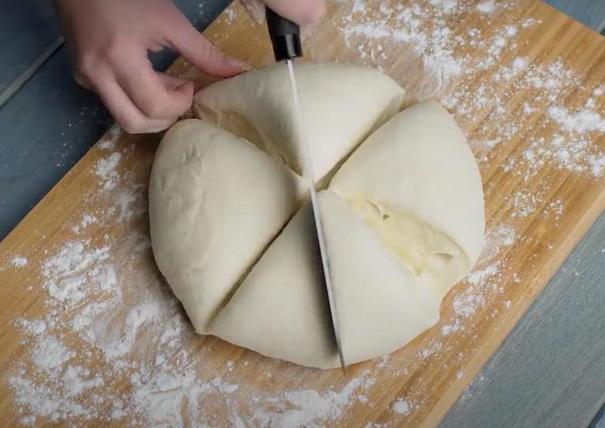 Пышная булочка с зеленым луком и сыром: на готовку трачу меньше часа, а в хлебный можно пару дней не ходить