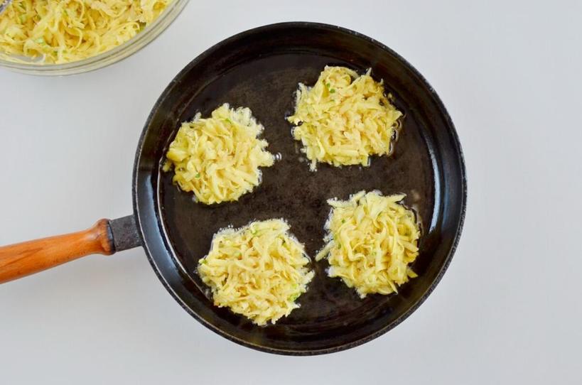 Картофельные оладушки любят все. Но дополнить их лучше соусом из сметаны с карамелизированным луком