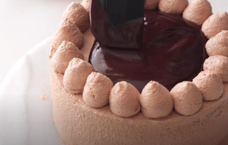 Вкусный и простой в приготовлении торт: шоколадная основа и шоколадный крем