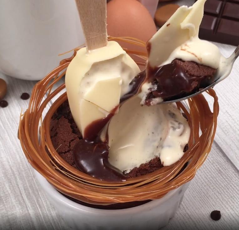 Шоколадные кексы с мороженым и карамелью: изысканный десерт, который сможет приготовить любая хозяйка