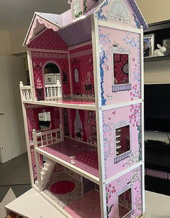 Многодетная мама переделала розовый домик Барби, оставшийся после дочери, в дом супергероев для сына: фото