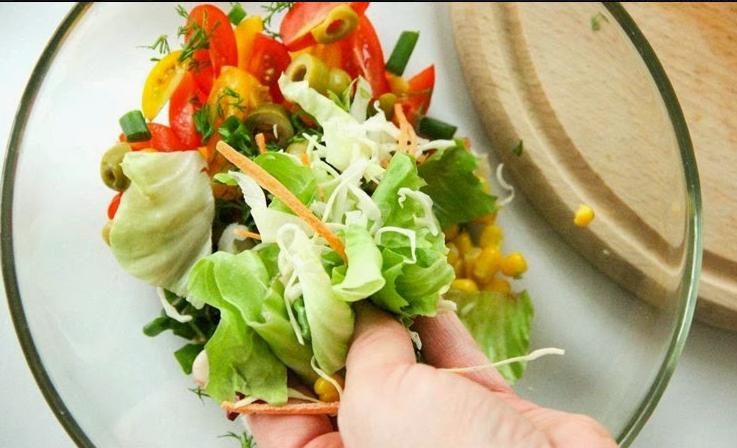 Один из лучших салатов с креветками: добавляю оливки, помидор, перчик, кукурузу и салатную смесь. Поливаю специальной заправкой