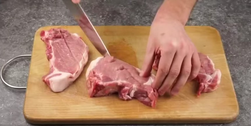 Неожиданный ингредиент для запеченного мяса делает его исключительно мягким: простой рецепт с огурцом