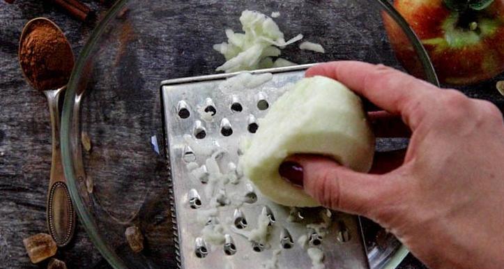 Быстрый в приготовлении песочный пирог с натертыми яблоками: половину муки заменяю манкой
