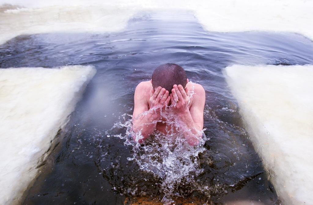 Крещенское купание в проруби: как правильно подготовиться, чтобы не навредить здоровью
