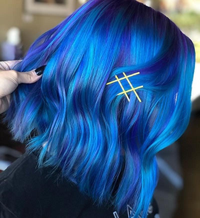 Насыщенный, пастельный или супер-яркий: идеи неординарного окрашивания волос в синем оттенке