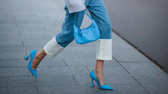 И массивные кроссовки, и элегантные босоножки с тонкими ремешками: с какой обувью модно будет носить прямые джинсы в 2021 году