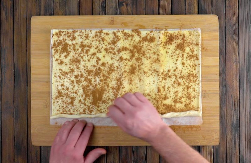 Аж слюнки текут: пеку невероятно красивый яблочный пирог из слоеного теста