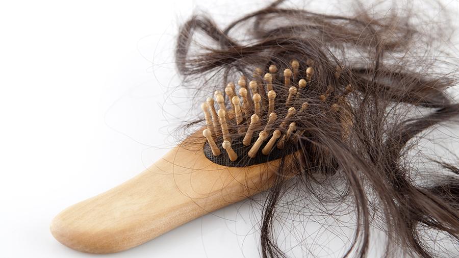 Что делать, если стресс от COVID-19 вызывает у женщин выпадение волос и перхоть: меньше мыть и другие советы от трихолога Саманты Стюарт