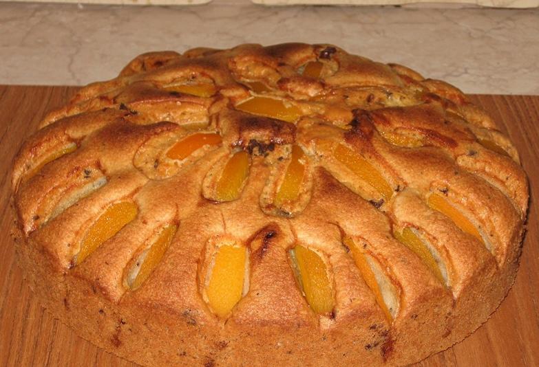 Простой в приготовлении, пирог с персиками и шоколадом понравится и детям, и взрослым