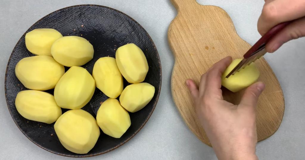 Разнообразила рецепт картошки по-селянски: запекаю ее с сочными тефтелями