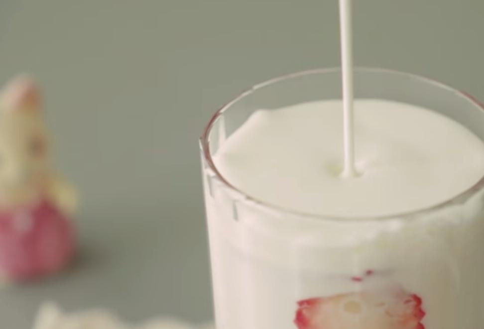 Рецепт натурального клубничного молока с тапиокой и симпатичной подачей