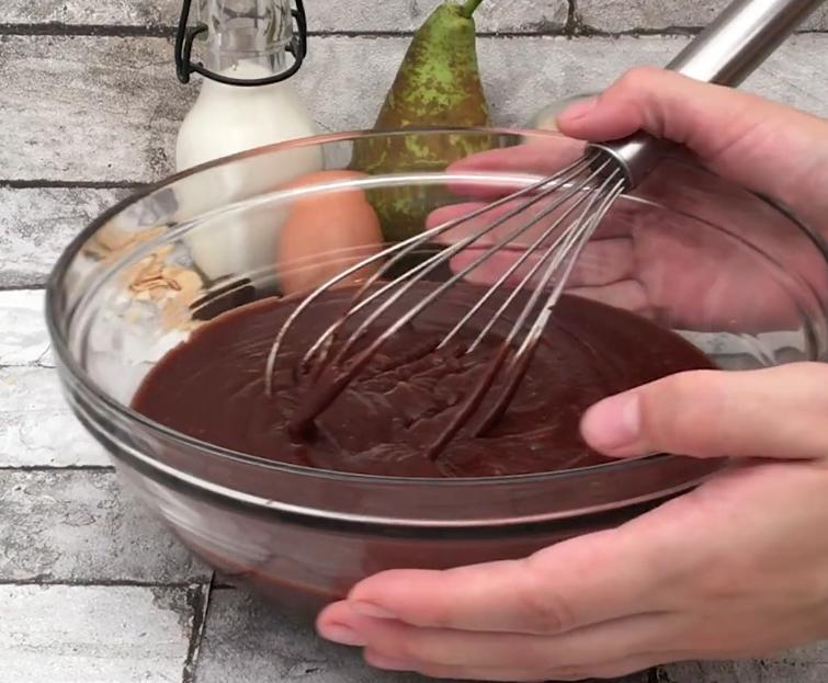 Чтобы сделать заурядный пирог с шоколадом более эффектным, мастерю из груш и миндаля милых ежиков (особого мастерства не потребуется)