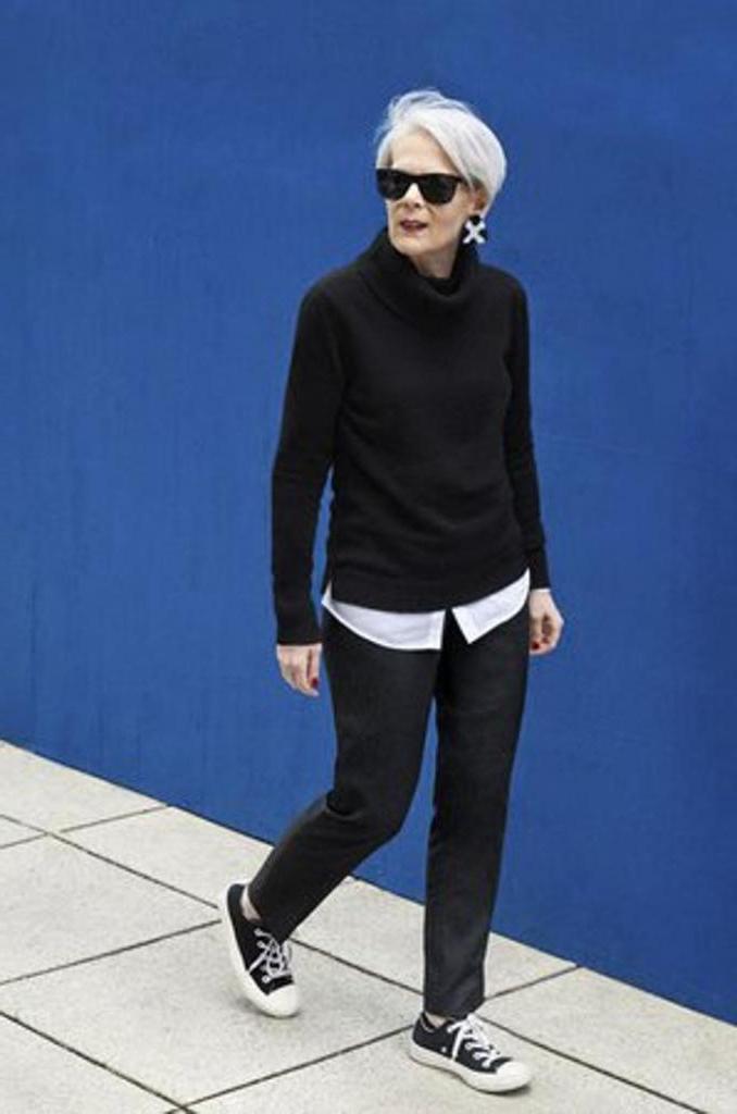 Темные джинсы с высокой талией, миди и пиджаки. Как не выглядеть старомодно: советы по выбору одежды женщинам за 50