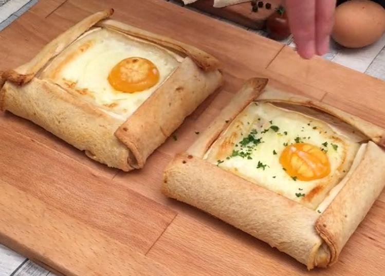 На завтрак готовлю усовершенствованные тосты: по краям кладу кусочки сыра, заворачиваю и выпекаю вместе с яйцом