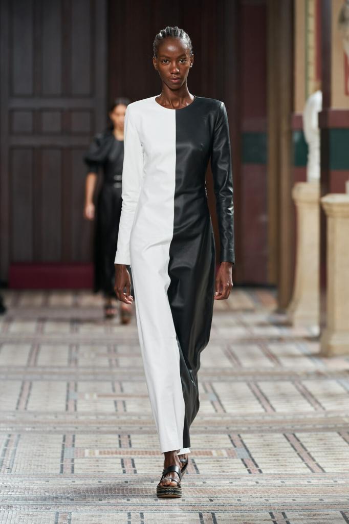 Классическое сочетание снова в тренде: самые модные черно-белые платья сезона весна-лето 2021