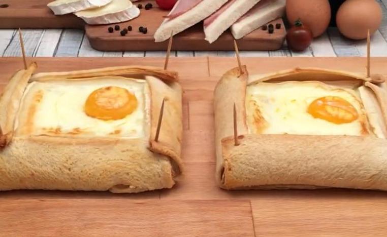 На завтрак готовлю усовершенствованные тосты: по краям кладу кусочки сыра, заворачиваю и выпекаю вместе с яйцом