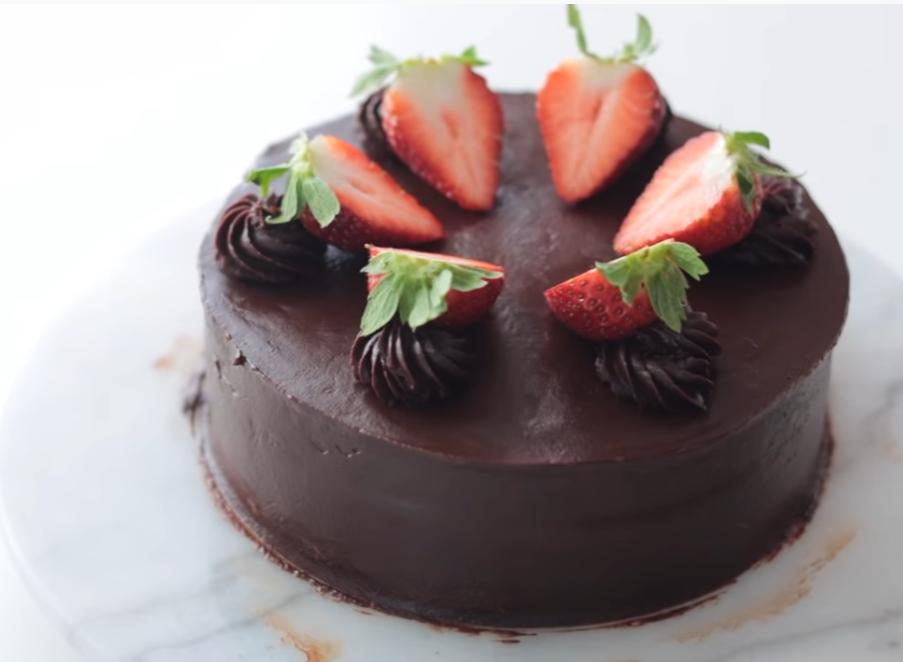Простой рецепт шоколадного тортика, украшенного клубникой: заряд бодрости на весь день