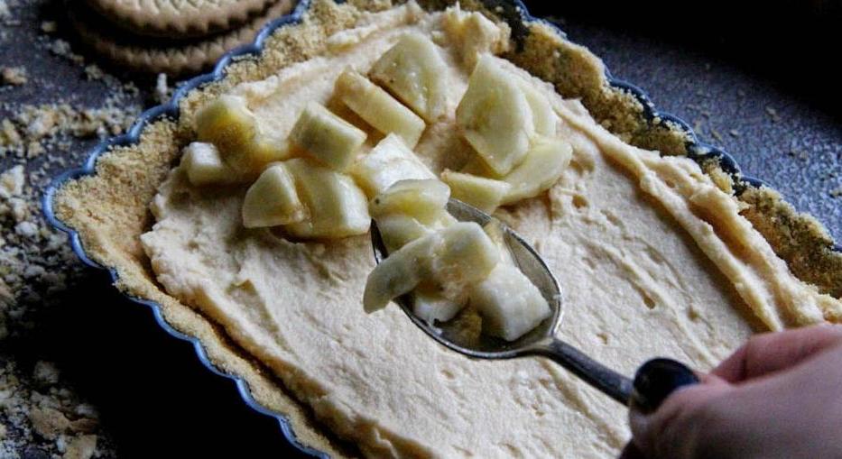 Простой, но очень вкусный банановый пирог со сгущенкой без выпечки: рецепт