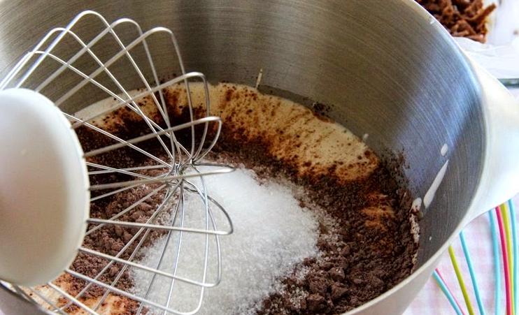 Тертый шоколадный пирог со сливочным кремом и ежевикой: ягоду можно брать любую, даже варенье