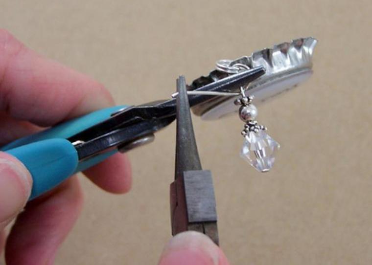 Необычное ожерелье для маленьких красавиц: смастерить его можно из жестяной крышки, ленточки и бумаги