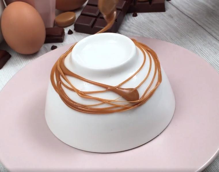 Шоколадные кексы с мороженым и карамелью: изысканный десерт, который сможет приготовить любая хозяйка