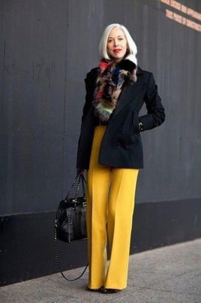 Темные джинсы с высокой талией, миди и пиджаки. Как не выглядеть старомодно: советы по выбору одежды женщинам за 50