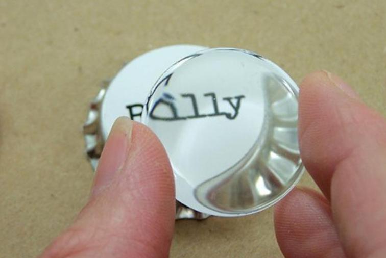 Необычное ожерелье для маленьких красавиц: смастерить его можно из жестяной крышки, ленточки и бумаги