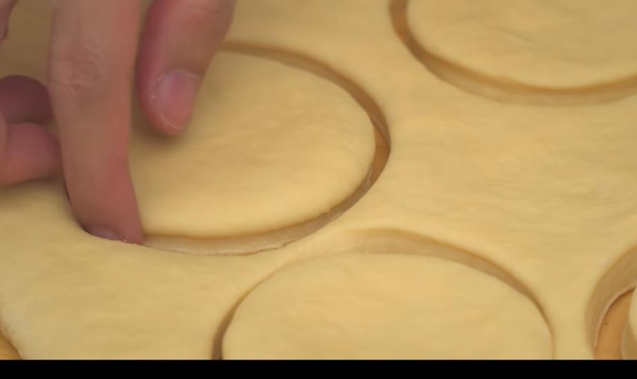 Рецепт приготовления пышных пончиков с заварным кремом: идеальное сочетание вкусов
