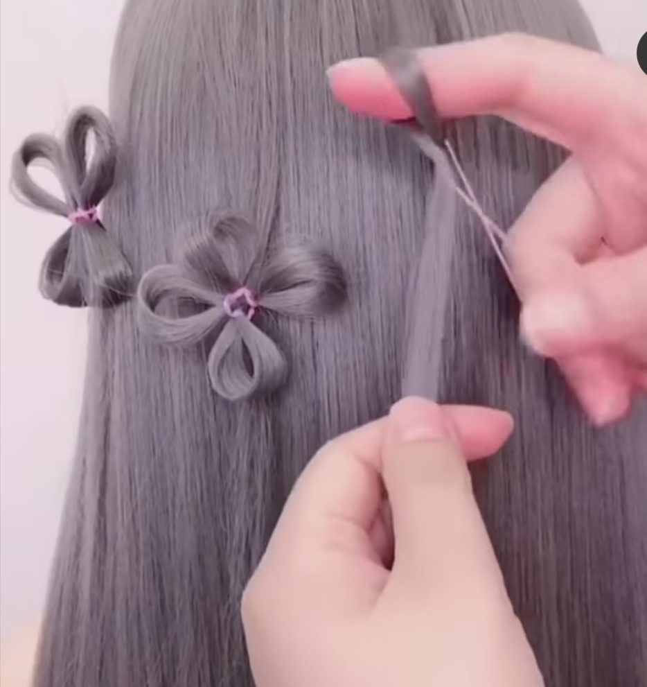 Заплетаю дочке на волосах цветочки: 5 минут работы, а смотрятся, как полноценная прическа (видео)